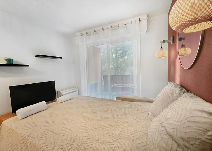 Pomme De Pin - Piscine, Tennis Et Parking Saint-Raphaël